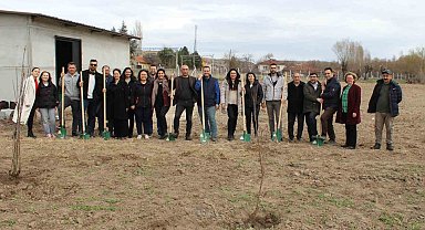 Yükümlüler 10 çeşit 250 meyve fidanı toprakla buluşturdu