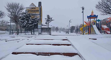 Yunak'ta kar yağışı etkili oldu