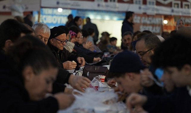Yunusemre 100. Yıl Meydanı'nda iftar sofrası kurdu
