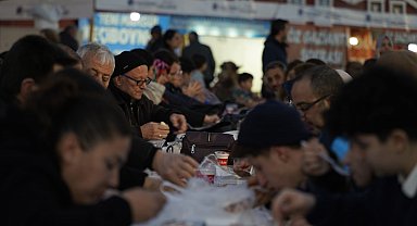 Yunusemre 100. Yıl Meydanı'nda iftar sofrası kurdu