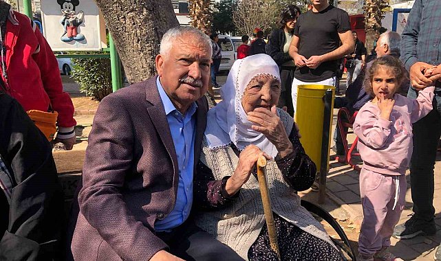 Zeydan Karalar ve eşi Nuray Karalar, CHP'nin Cumhurbaşkanı adayını belirlemek için oy kullandı