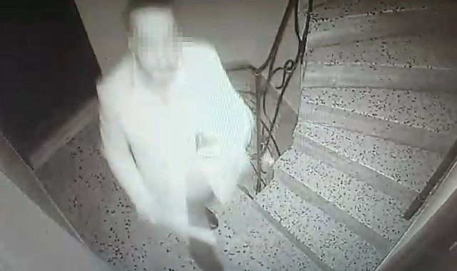 Zeytinburnu'nda komşu terörü: Güvenlik kamerasını kırıp, kapısına zarar verdi