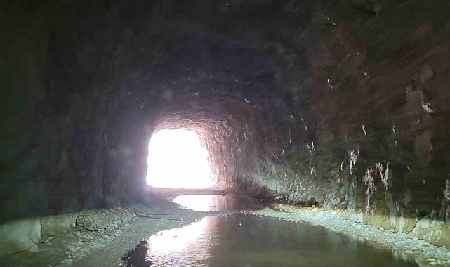 132 yıllık taş yol suyla doldu