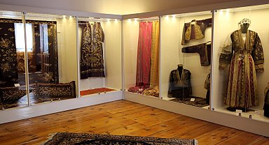 150 yıllık kıyafetler göz kamaştırıyor