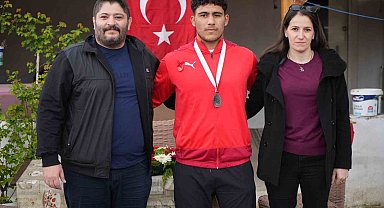 17 yaşında güreşte Edirne'nin gururu oldu