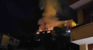 2 katlı binada çıkan yangın, yanında bulunan 3 katlı binaya sıçradı: 1 ölü