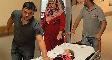 2 yaşındaki çocuğun çenesine askı saplandı