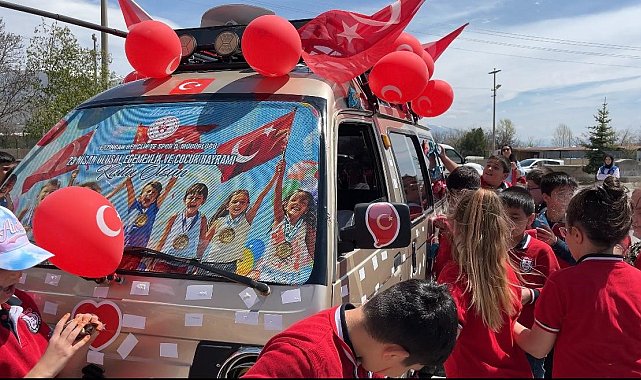23 Nisan'da çocuklara kek dolu araçla tatlı sürpriz yapıldı