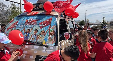 23 Nisan'da çocuklara kek dolu araçla tatlı sürpriz yapıldı