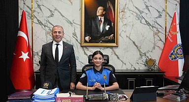 23 Nisan'da Emniyet Müdürü Kurt, makamını gazi polis memurunun kızına devretti