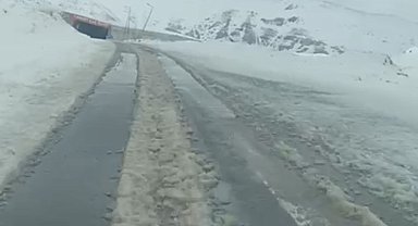 3 bin rakımlı Karabet Geçidi'nde kar yağışı