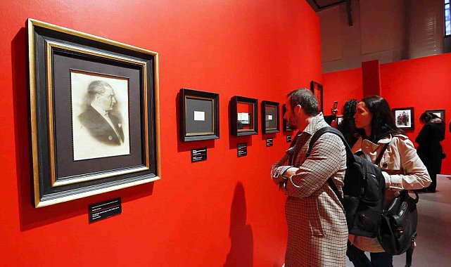 'Karanlıkta Akan Bir Yıldız: Mustafa Kemal Atatürk' sergisi İstanbul'da açıldı