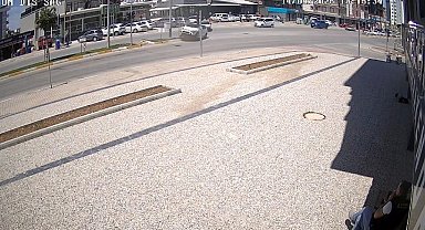 'U' dönüşü yapmaya hazırlanırken kazaya sebebiyet verdi, hiç bir şey olmamış gibi yoluna devam etti