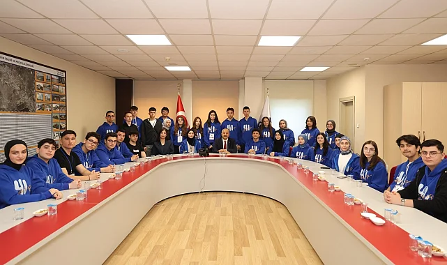 41 Genç'in başarılı öğrencileri Başkan Büyükgöz'e konuk oldu