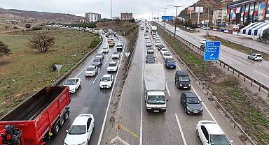 43 ilin geçiş güzergahında sağanak yağış etkili oldu: Yola çıkan tatilcilere uyarı