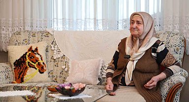 45 yıldır eski kıyafetleri evinde yıkayıp ütüledikten sonra ihtiyaç sahiplerine ulaştırıyor