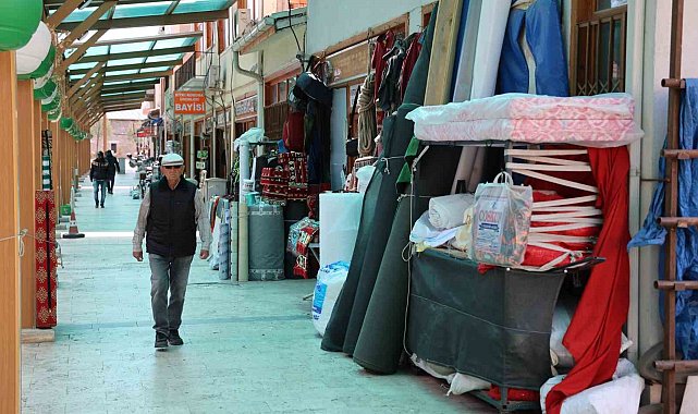 63 yıllık çadırcı Eroğlu: "Altın gibi mesleğe işçi bulamıyoruz"