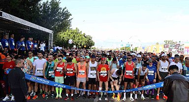 68 ülkeden 1800'ü yabancı,10 bin sporcu Runtalya'da koştu