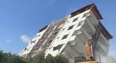 7 katlı bina yerle bir oldu