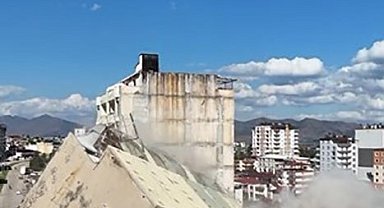 9 katlı binanın yerle bir olma anı dronla görüntülendi