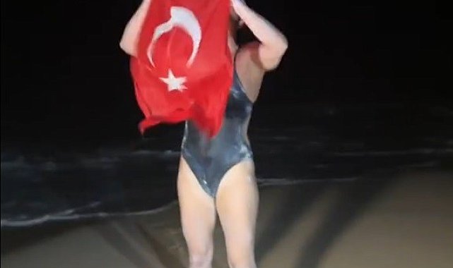 Açık deniz yüzücüsü Aysu Türkoğlu, Ka'iwi Kanalı'nı geçen en genç Türk oldu