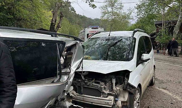 Adana'da 5 kişilik ailenin cenazesinden dönen amca aynı yolda kaza yaptı: 8 yaralı