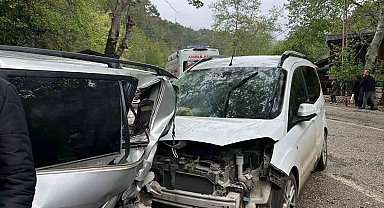 Adana'da 5 kişilik ailenin cenazesinden dönen amca aynı yolda kaza yaptı: 8 yaralı