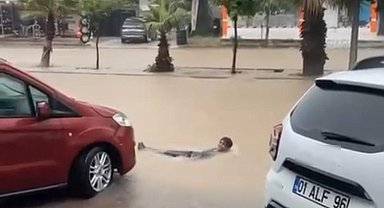Adana'da yağmur hayatı felç etti: Kimi yüzdü kimi mahsur kaldı