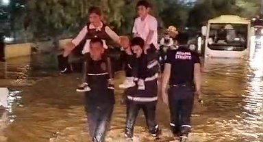 Adana'da yağmur nedeniyle serviste mahsur kalan çocuklar böyle kurtarıldı