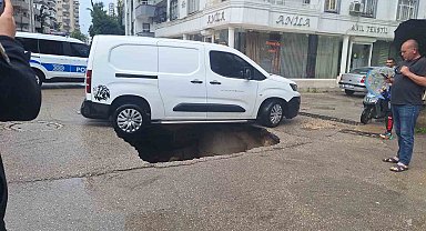 Adana'da yol çöktü, araç düşmekten son anda kurtuldu