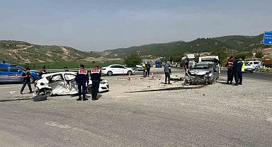 Adıyaman'da 2 otomobil çarpıştı: 8 yaralı