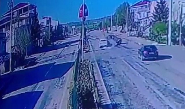 Adıyaman'da 2 otomobilin çarpışma anları kamerada