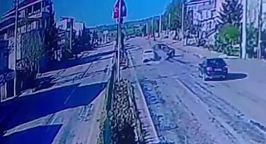 Adıyaman'da 2 otomobilin çarpışma anları kamerada