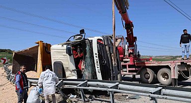 Adıyaman'da virajı alamayan tır devrildi: 1 ölü