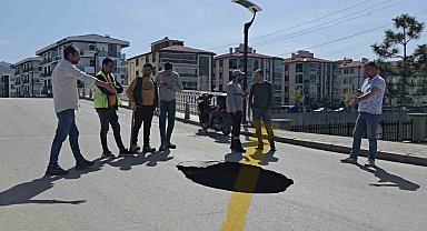 Afyonkarahisar'da asfalt yol çöktü, yaklaşık 3 metre derinliğinde çukur oluştu
