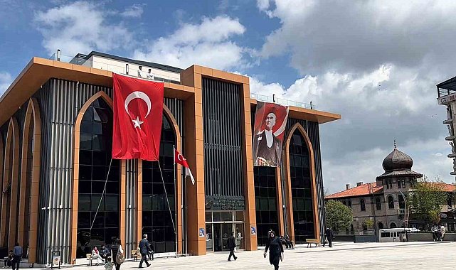 Afyonkarahisar'da gençlere sıcak çay, kadınlara destek