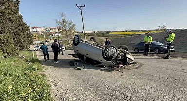 Ağaca çarpan otomobil takla attı