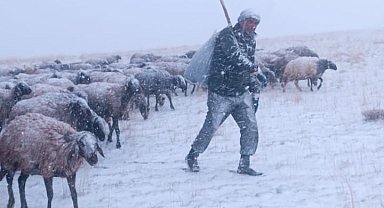 Ağrı'da kar yağışı hayatı felç etti