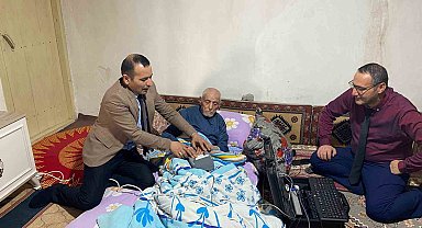 Ağrı'da yatağa bağımlı Hasan amcanın kimliği evinde yenilendi