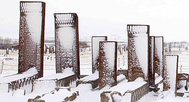 Ahlat'ta nisan karıyla kartpostallık görüntüler oluştu