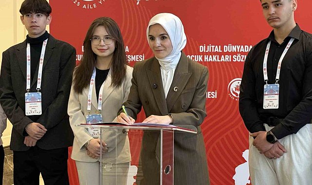 Aile ve Sosyal Hizmetler Bakanı Göktaş, "Dijital Dünyada Çocuk Hakları Sözleşmesi"nin ilk imzasını attı