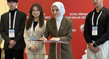 Aile ve Sosyal Hizmetler Bakanı Göktaş, "Dijital Dünyada Çocuk Hakları Sözleşmesi"nin ilk imzasını attı