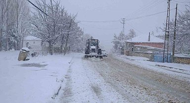 Akdağmadeni Belediyesi, baharda da kar mesaisine devam ediyor