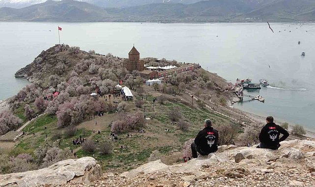 Akdamar Adası Badem Çiçeği Festivali'yle şenlendi