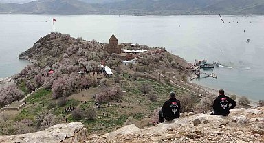 Akdamar Adası Badem Çiçeği Festivali'yle şenlendi