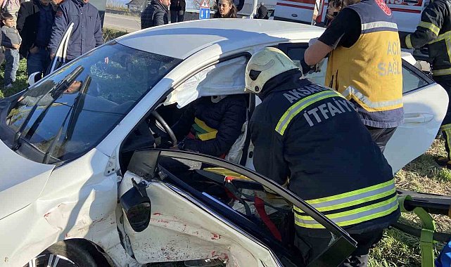 Aksaray'da iki otomobil çarpıştı: 1'i ağır 4 yaralı