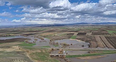 Akyaka'da tarım arazileri sulara gömüldü