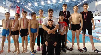 Alacalı genç yüzücüler madalyaları topladı