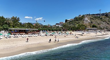 Alanya'da güneşi gören sahile koştu