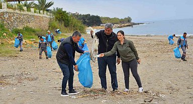 Alanya'da kum zambakları ile caretta carettaların yaşam sahaları temizlendi
